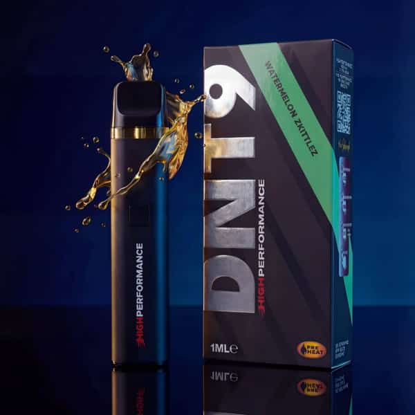 Watermelon Zkittlez von DNT 9 Vape High Performance mit Verpackung vor blauem Hintergrund und goldfarbenem Splash-Effekt